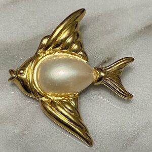 Trifari vintage faux pearl belly fish brooch 🔥